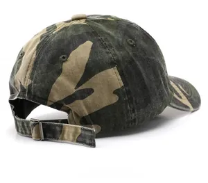 Vue détaillée de l'arrière d'une casquette camouflage avec boucle en métal réglable