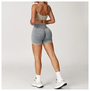 Vue macro du short de yoga sans couture taille haute avec détail froncé et texture délavée