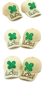 Detail von Stroh-Baseballkappen mit grünem Klee und Lucky-Text in vertikalem Layout