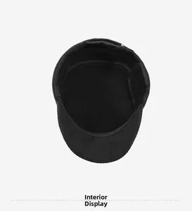 Vista dettagliata dell'interno del cappello invernale nero con cuciture e fascia