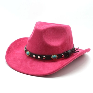 Détail d'un chapeau de cow-boy rose avec pierres turquoise et clous argentés fins