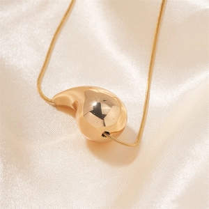 Collier élégant en acier inoxydable doré avec pendentif goutte d'eau sur tissu satiné