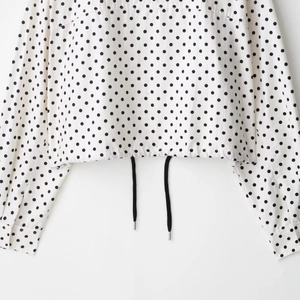 Set casual da donna bianco a pois, top a maniche lunghe con coulisse regolabile sull'orlo