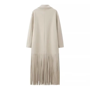 Manteau long crème élégant avec des franges au dos et une silhouette mi-longue chic