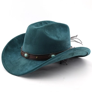Détail d'un chapeau de cowboy en daim vert foncé avec des clous turquoise sur cuir