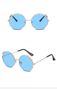 Détails lunettes de soleil nœud doré avec verres bleus et monture festonnée octogonale