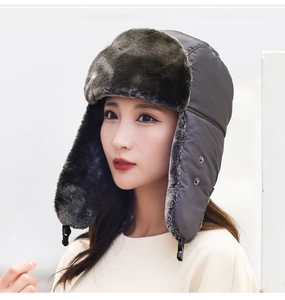 Détail du chapeau de trappeur d'hiver avec tissu gris imperméable et fausse fourrure