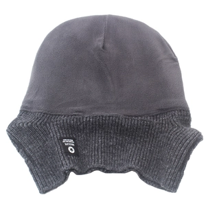 Détail du bonnet d'hiver gris avec cache-oreilles, doublure polaire et maille côtelée