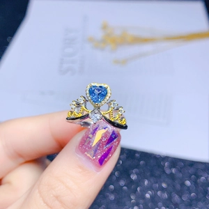 Eleganter Kronenring mit blauem Herzstein und zweifarbigem Gold-Silber-Metallband