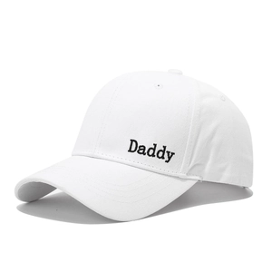 Detail der Daddy-Stickerei auf einer weißen Twill-Baumwoll-Basecap mit hoher Stichqualität