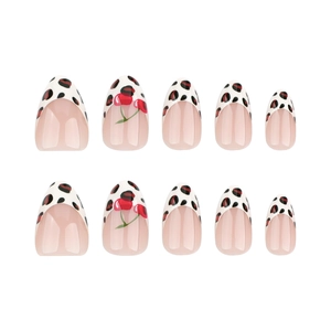 Faux ongles French press on avec motifs léopard et cerises, forme amande minimaliste