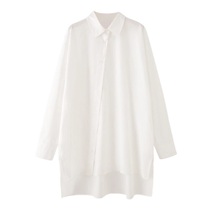Minimalist white cotton poplin shirt with asymmetrical split hem and loose fit