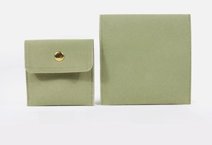 Vue avant et arrière des pochettes à bijoux en microfibre vert olive avec bouton pression
