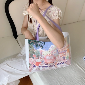 Détail d'un grand sac cabas en toile avec des illustrations de bus et de lapin mignon