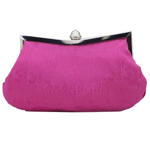 Elegante gewebte rosarote Abendtasche mit silbernem Metallrahmen auf weißem Grund