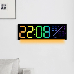 Detalle de reloj de pared LED negro con dígitos arcoíris e iluminación ambiental naranja