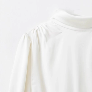 Haut élégant en satin blanc à col montant avec détails plissés et texture soyeuse