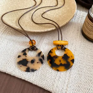 Retro resin circle pendant necklace with tortoiseshell pattern and wax rope