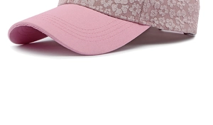 Détail de casquette de baseball rose avec motif jacquard floral et coutures de précision