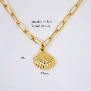 Detail view of gold shell pendant with dimensions 19x19mm and 41+5cm chain length specs