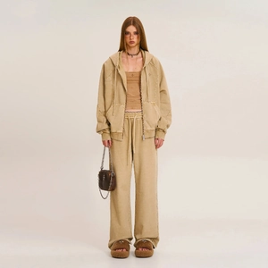 Dettaglio della tuta cargo kaki lavata vintage con felpa e pantaloni con coulisse