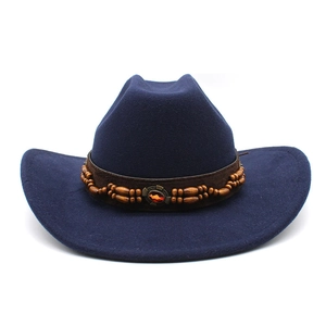 Détail d'un chapeau de cowboy en feutre bleu avec perles en bois et pierre rouge sur cuir
