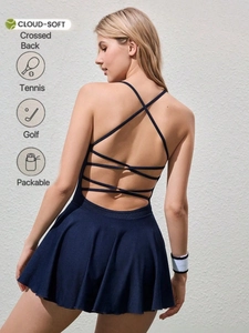 Détail de la robe de tennis marine avec bretelles croisées élégantes et dos ouvert