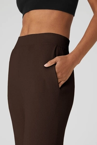 Vista dettagliata dei pantaloni da yoga a costine marroni con tasche e vita elastica