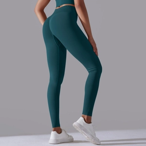 Nahaufnahme der nahtlosen dunkelgrünen High-Waist-Leggings mit Scrunch-Butt-Effekt