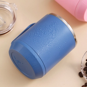 Vue de dessus d'un mug bleu en acier inoxydable 304 avec des gouttelettes d'eau fraîches
