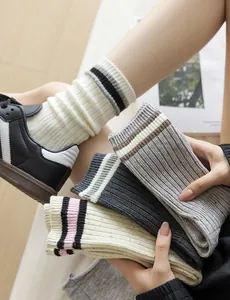 Dettaglio della maglia a costine su calze a righe arricciate da donna