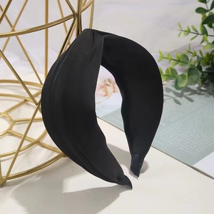 Cerchietto largo nero in tessuto con nodo incrociato elegante e texture setosa per donna