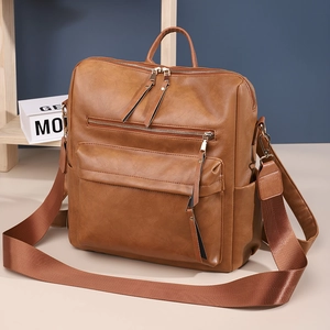 Detail eines braunen Vintage-Rucksacks aus PU-Leder mit Trägern und Metallschnallen