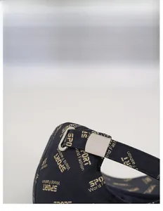 Détail de la boucle réglable et lettrage doré sur la casquette de baseball bleu marine