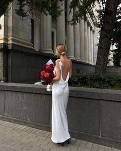 Robe longue élégante en satin blanc avec dos bénitier et bretelles nouées en coupe ajustée