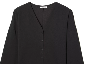 Detailansicht der schwarzen Strickjacke mit V-Ausschnitt und eleganter Knopfleiste