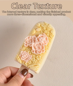 Primer plano del molde de silicona alimentaria con detalles florales en relieve