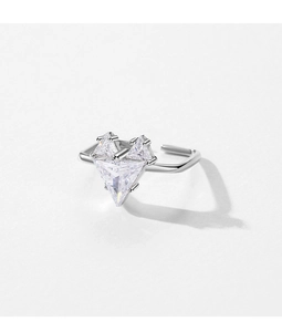 Détail macro de bague renard en argent S925 avec pierres zircones triangulaires