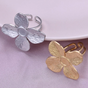Détails des bagues fleurs en or et argent avec anneaux réglables et textures fines