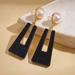 Détails des boucles d'oreilles géométriques en perles et pendentifs trapèzes noirs
