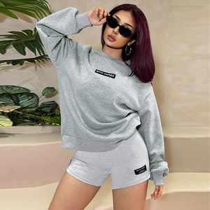 Détail du sweat gris avec imprimé 'WHO CARES' et short slim assorti pour femme