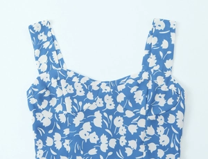 Détail de robe à imprimé floral avec décolleté en cœur et larges bretelles