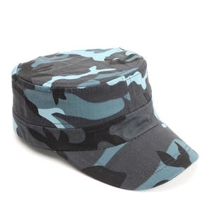 Detail van de blauwe camouflage cadetpet van stevig katoenen canvas met gestructureerde platte bovenkant