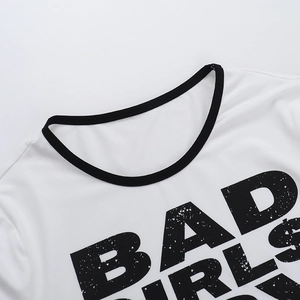 Detail eines weißen T-Shirts mit BAD GIRLS Buchstabendruck und geripptem Rundhalsausschnitt