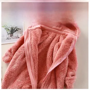 Detailaufnahme des warmen rosa Plüsch-Baby-Einteilers mit glattem Reißverschluss