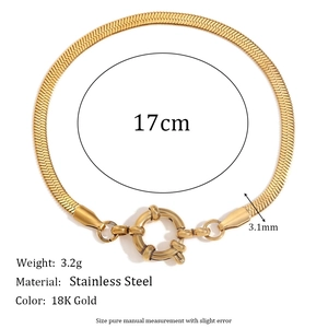 Dettaglio del bracciale a catena serpente in acciaio inossidabile placcato oro 18K