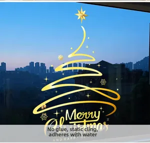 Detalle de pegatina estática de árbol de Navidad dorado sobre vidrio con ciudad