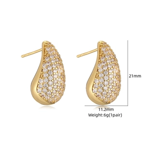 Makroaufnahme goldener Tropfenohrringe mit Maßen 21mm mal 11,2mm und Zirkonia-Besatz