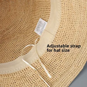 Dettaglio del cordoncino interno regolabile e della fascia interna del cappello in rafia