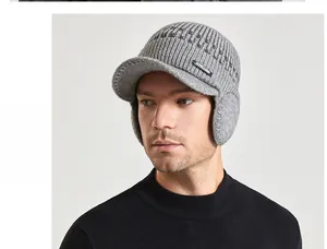 Détail du bonnet en tricot gris pour hommes avec cache-oreilles et texture côtelée